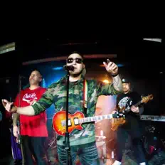 Two Story Zoriを聴いたり、ミュージックビデオを鑑賞したり、経歴やツアー日程などを確認したりしましょう！