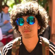 收听 8AM、观看音乐视频、阅读小传、查看巡演日期等 ！