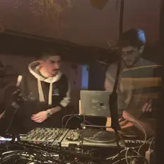 Overslept을(를) 듣고, 뮤직 비디오를 보고, 약력을 읽고, 투어 일정 등을 확인하세요!