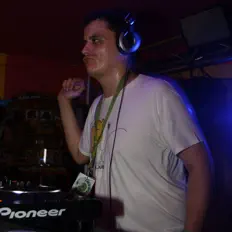 Ouça General Bounce, assista a videoclipes, leia a biografia, veja as datas das turnês e mais!