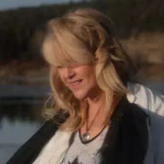 Escucha a Trena, mira videos musicales, lee su biografía, consulta las fechas de las gira y más.