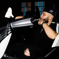 Chreezus सुनें, म्यूज़िक वीडियो देखें, बायो पढ़ें, दौरे की तारीखें और बहुत कुछ देखें!