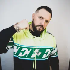 聆聽 GUNS、觀看音樂影片、閱讀小傳、查看巡演日期等！