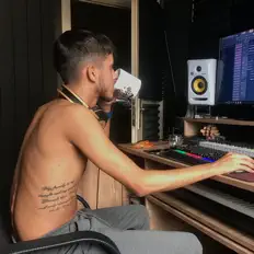 Arvenを聴いたり、ミュージックビデオを鑑賞したり、経歴やツアー日程などを確認したりしましょう！