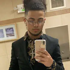 7を聴いたり、ミュージックビデオを鑑賞したり、経歴やツアー日程などを確認したりしましょう！