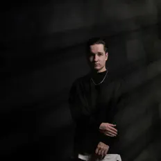 Roz Yを聴いたり、ミュージックビデオを鑑賞したり、経歴やツアー日程などを確認したりしましょう！