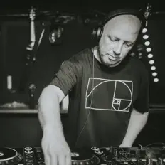 Posłuchaj wykonawcy Chris Lowell, obejrzyj teledyski, przeczytaj biografię, zobacz daty tras koncertowych i nie tylko!