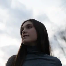 Poslechněte si interpreta Erin Jarvis, sledujte hudební videa, přečtěte si životopis, podívejte se na data turné a další informace.
