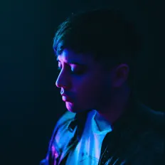 Adam Sianaを聴いたり、ミュージックビデオを鑑賞したり、経歴やツアー日程などを確認したりしましょう！