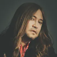 聆聽 undefined、觀看音樂影片、閱讀小傳、查看巡演日期等！