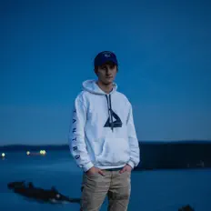 聆聽 Tantro、觀看音樂影片、閱讀小傳、查看巡演日期等！