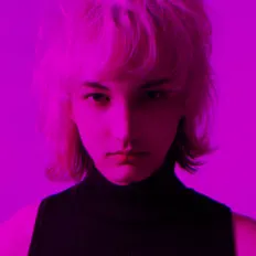 聆聽 Mae the Grownup、觀看音樂影片、閱讀小傳、查看巡演日期等！