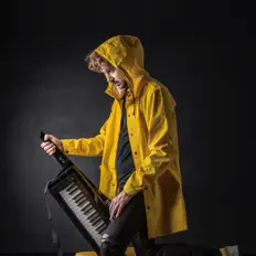 聆聽 YellowLight、觀看音樂影片、閱讀小傳、查看巡演日期等！
