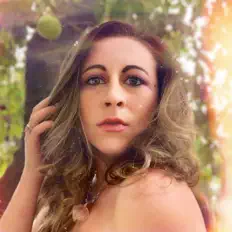 Hör dir Megan Betley an, schau dir Musikvideos an, lies die Biografie, finde Tourdaten und mehr!