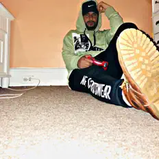 Papiibolを聴いたり、ミュージックビデオを鑑賞したり、経歴やツアー日程などを確認したりしましょう！