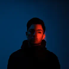 聆聽 By an Ion、觀看音樂影片、閱讀小傳、查看巡演日期等！