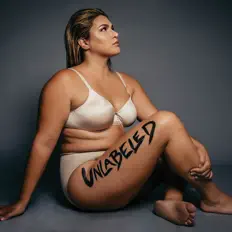 Hör dir Isabelle an, schau dir Musikvideos an, lies die Biografie, finde Tourdaten und mehr!