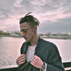 Youngarov dinle, müzik videolarını izle, biyografisini oku, tur tarihlerini ve daha fazlasını gör!