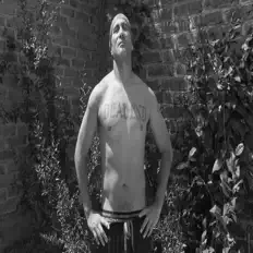 聆聽 Veneno、觀看音樂影片、閱讀小傳、查看巡演日期等！