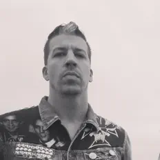 Poslechněte si interpreta Acceding to Zealots, sledujte hudební videa, přečtěte si životopis, podívejte se na data turné a další informace.