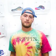 收听 Quiet、观看音乐视频、阅读小传、查看巡演日期等 ！