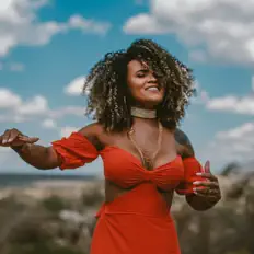 Dandara Alves dinle, müzik videolarını izle, biyografisini oku, tur tarihlerini ve daha fazlasını gör!