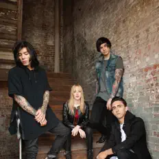 Luister naar American Wolves, bekijk muziekvideo's, lees de bio, bekijk de tourdata, en meer!