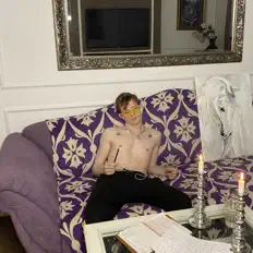 Escucha a Under 21, mira vídeos musicales, lee la biografía, consulta fechas de giras y mucho más.