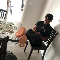 Poslechněte si interpreta Mvofetty, sledujte hudební videa, přečtěte si životopis, podívejte se na data turné a další informace.