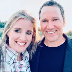 David and Brittany Farkas सुनें, म्यूज़िक वीडियो देखें, बायो पढ़ें, दौरे की तारीखें और बहुत कुछ देखें!