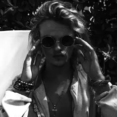 Conner Reid: песни, клипы, биография, даты выступлений и многое другое.