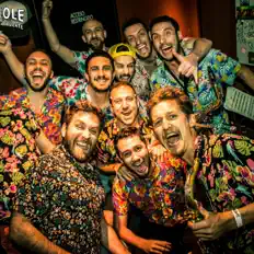 La Provisoriaを聴いたり、ミュージックビデオを鑑賞したり、経歴やツアー日程などを確認したりしましょう！