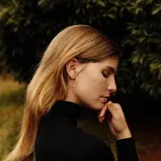 Millie Tizzardを聴いたり、ミュージックビデオを鑑賞したり、経歴やツアー日程などを確認したりしましょう！