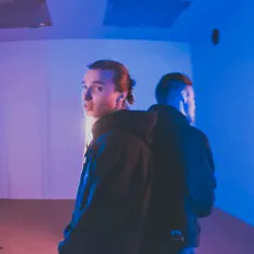 Falki & Teo सुनें, म्यूज़िक वीडियो देखें, बायो पढ़ें, दौरे की तारीखें और बहुत कुछ देखें!