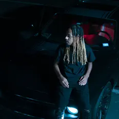 2xx Pheno सुनें, म्यूज़िक वीडियो देखें, बायो पढ़ें, दौरे की तारीखें और बहुत कुछ देखें!