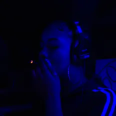 Kels. E. Bluを聴いたり、ミュージックビデオを鑑賞したり、経歴やツアー日程などを確認したりしましょう！