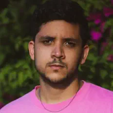 Poslechněte si interpreta Seyer, sledujte hudební videa, přečtěte si životopis, podívejte se na data turné a další informace.