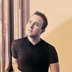 聆聽 Electro Blue、觀看音樂影片、閱讀小傳、查看巡演日期等！