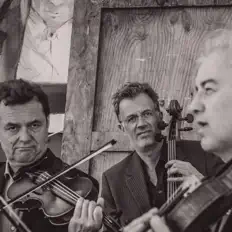 Poslechněte si interpreta Modern String Quartet, sledujte hudební videa, přečtěte si životopis, podívejte se na data turné a další informace.