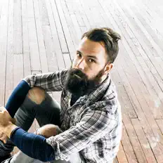 Poslechněte si interpreta Spence Mills, sledujte hudební videa, přečtěte si životopis, podívejte se na data turné a další informace.