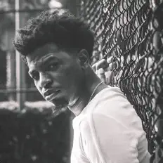 聆聽 King Carlow、觀看音樂影片、閱讀小傳、查看巡演日期等！