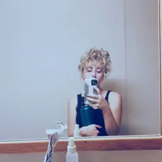 Dengarkan Vivienne, tonton video musik, baca bio, lihat tanggal tur & lainnya!