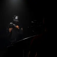 Poslechněte si interpreta Symbrite, sledujte hudební videa, přečtěte si životopis, podívejte se na data turné a další informace.