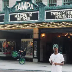 Poslechněte si interpreta Shi, sledujte hudební videa, přečtěte si životopis, podívejte se na data turné a další informace.