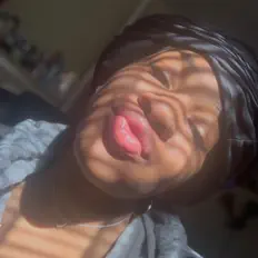 Jumouni सुनें, म्यूज़िक वीडियो देखें, बायो पढ़ें, दौरे की तारीखें और बहुत कुछ देखें!