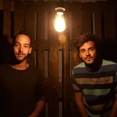 Honey Monoを聴いたり、ミュージックビデオを鑑賞したり、経歴やツアー日程などを確認したりしましょう！