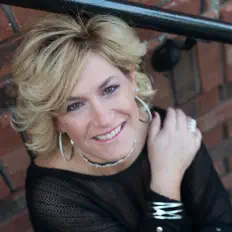 Luister naar Nicki Kris, bekijk muziekvideo's, lees de bio, bekijk de tourdata, en meer!