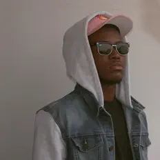 Authentik सुनें, म्यूज़िक वीडियो देखें, बायो पढ़ें, दौरे की तारीखें और बहुत कुछ देखें!