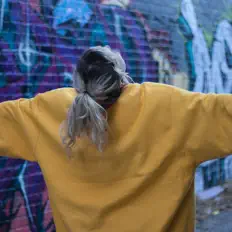 Bloody Peachを聴いたり、ミュージックビデオを鑑賞したり、経歴やツアー日程などを確認したりしましょう！