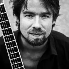 聆聽 Bram Stadhouders、觀看音樂影片、閱讀小傳、查看巡演日期等！